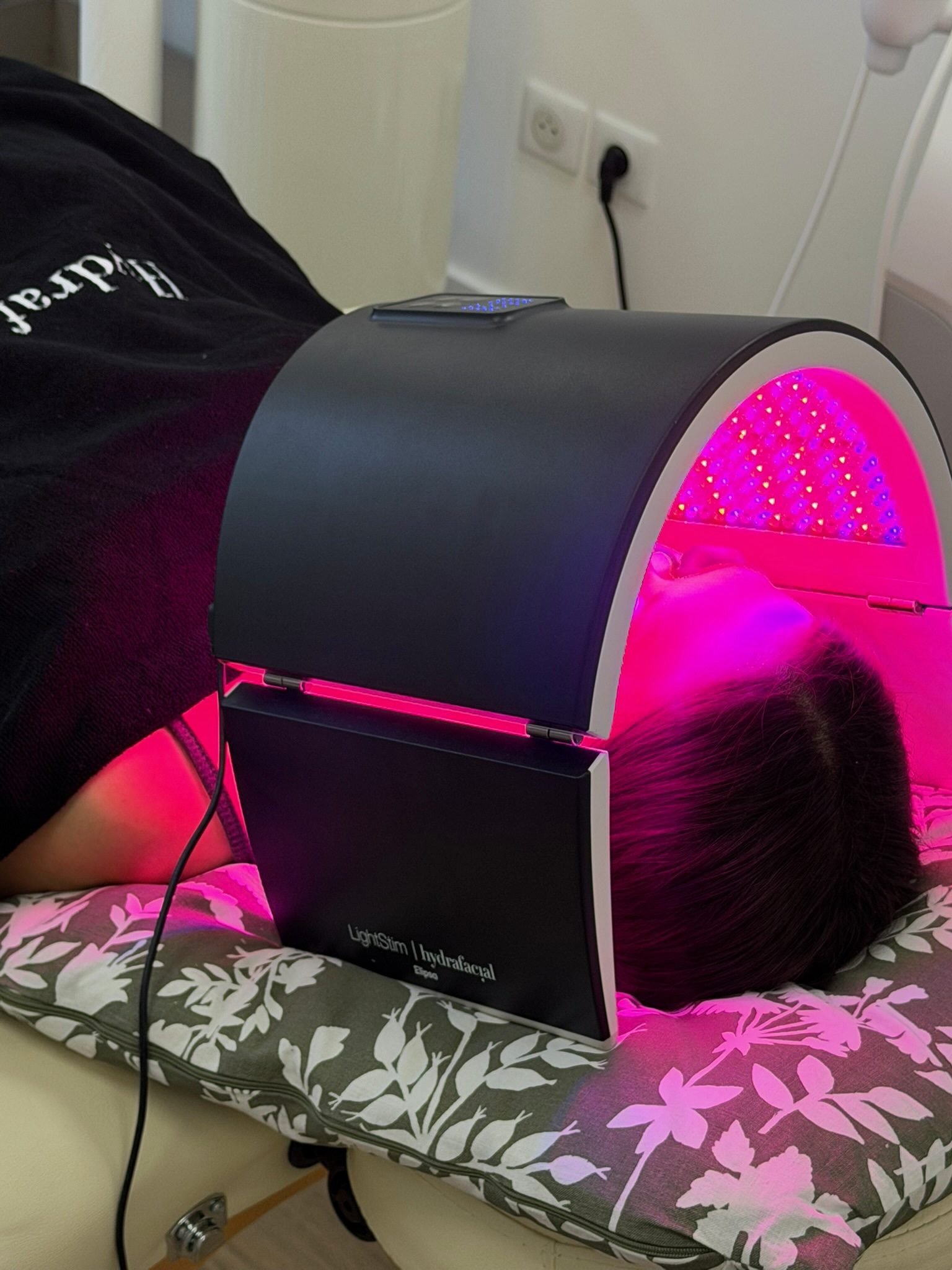 Luminothérapie LED réalisée chez Jude Aesthetic